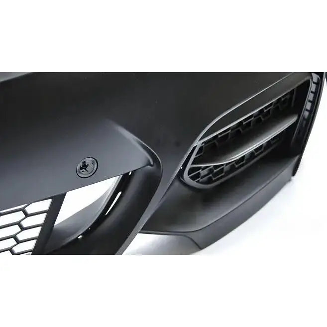 Frontbumper av BMW F20/F21 M235 i matt svart plast med luftinntak og bikubemønstret grill.