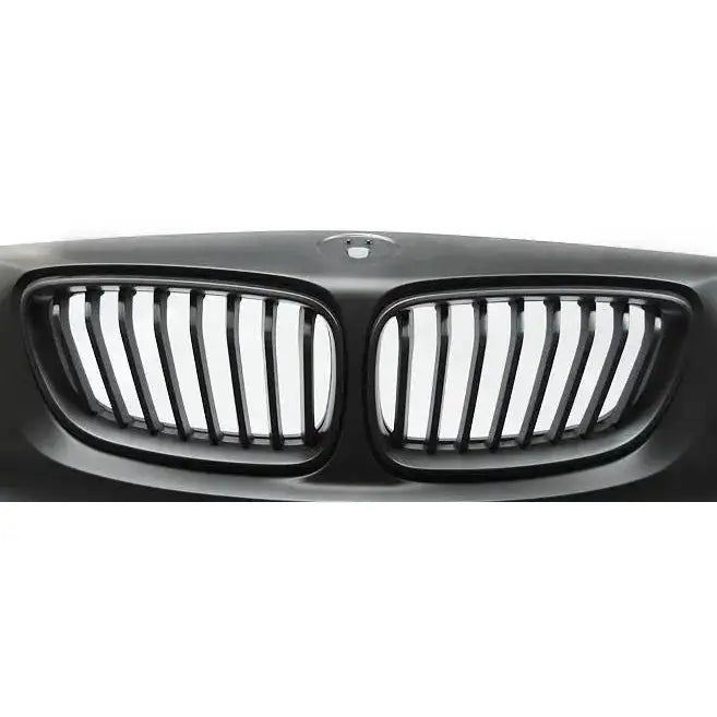 Støtfanger foran til BMW F20/F21 M235, sort plast med doble grillåpninger og vertikale ribber.