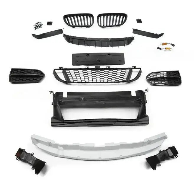 Frontfanger komplett sett til BMW F20/F21 med grill, lufteinnsatser og monteringsfester, sett ovenfra.