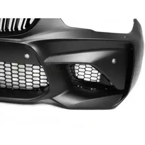 Front bumper til BMW F20/F21 LCI 15-18 M2 Look med bikakemønstret grill og hull for sensorer.