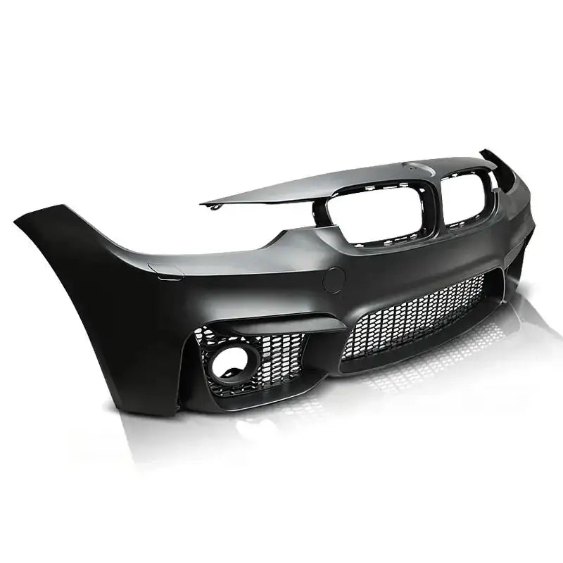 Frontfanger til BMW F30/F31 M3 Style i sort plast med grill, luftåpninger og ovale hull, sett fra venstre.