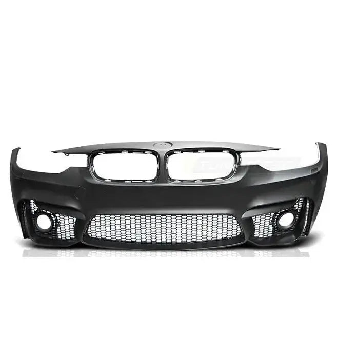 Front bumper til BMW F30/F31 M3 Style i sort plast med store luftinntak og netting, sett forfra.