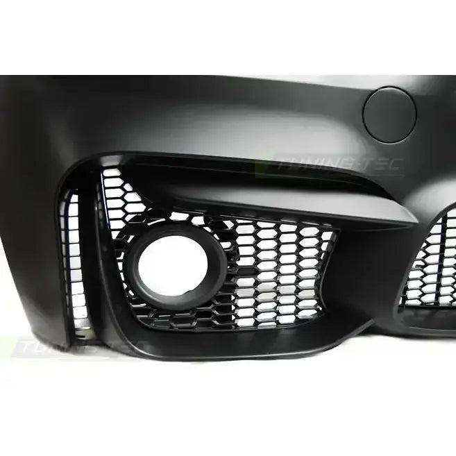 Frontbumper til BMW F30/F31 M3 Style i matt svart med sekskantet luftinntak og åpning for tåkelys.