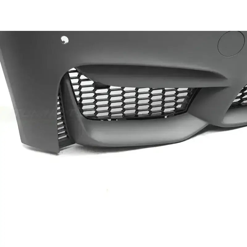 Front bumper til BMW F30/F31 M3 Style i matt sort plast, nærbilde av bikakemønstret luftinntak.