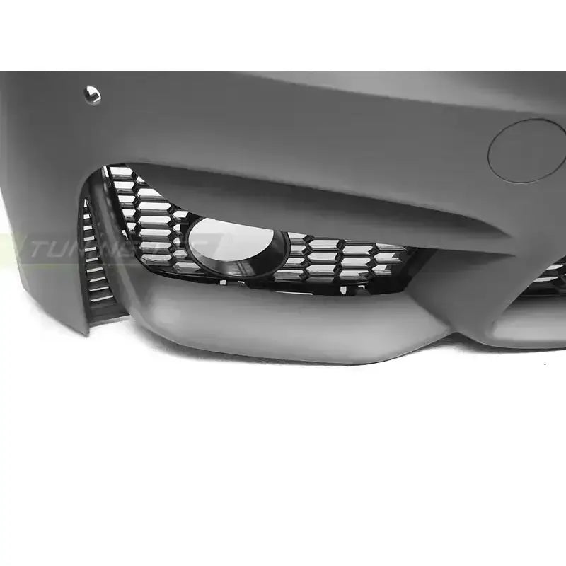Front bumper av matt grå BMW F30/F31 M3 Style med sort sekskantet gitter og åpning for tåkelys.