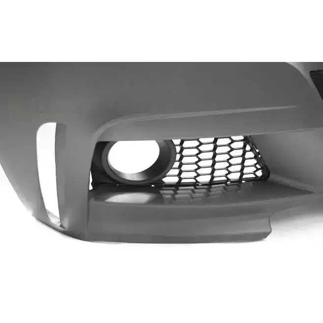 Front bumper til BMW F30/F31 sport style, mattgrå plast med sekskantet netting og tåkelyshull.