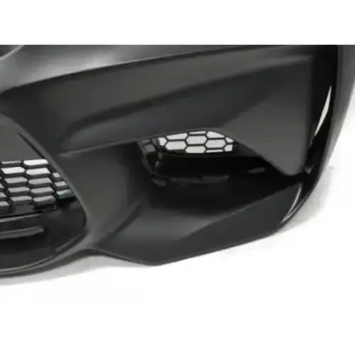 Front bumper detaljbilde av svart grill til Bmw F30/F31 Sport Style med sekskantet nettingmønster.