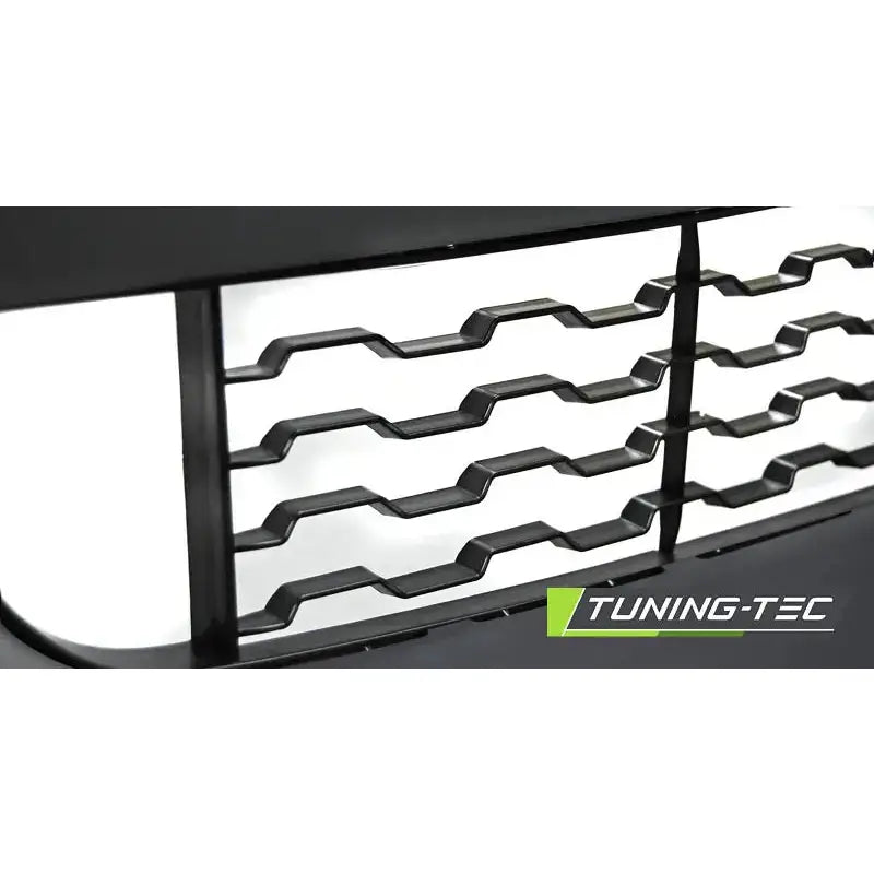 Frontfanger BMW F32/F33/F36 M-Performance style med sort zigzag-grill, nærbilde fra skrå vinkel.