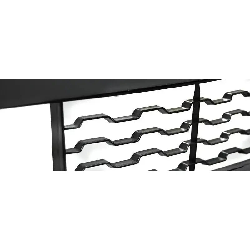 Front bumper nærbilde av svarte metallhyller med sikksakk-mønster til BMW F32 M-Performance Style.