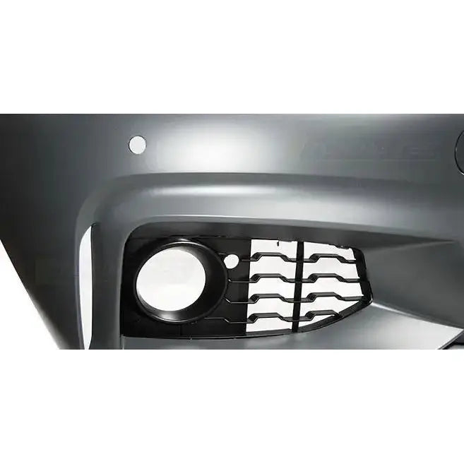Frontbumper til BMW F32/F33/F36 M-Tech Style, nærbilde med sort grill og rund åpning sett fra skrå vinkel.