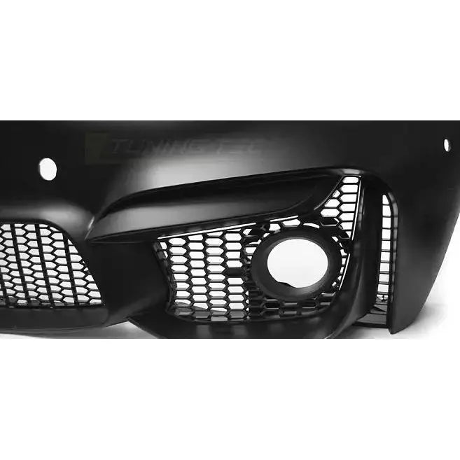 Frontbumper til BMW F32/F33/F36 M4 Style med bikakemønstret luftinntak og åpning for tåkelys.