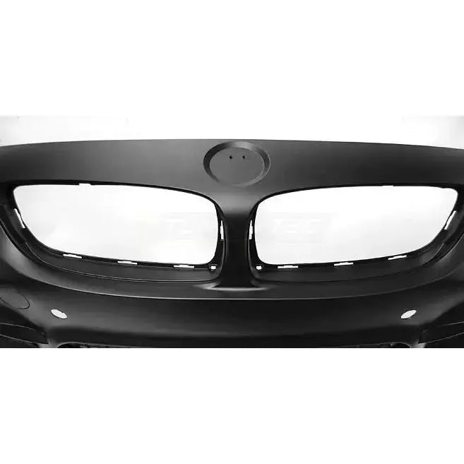 Støtfanger foran til BMW F32/F33/F36 M4 Style PDC, sort plast med to åpninger og rund utsparing.