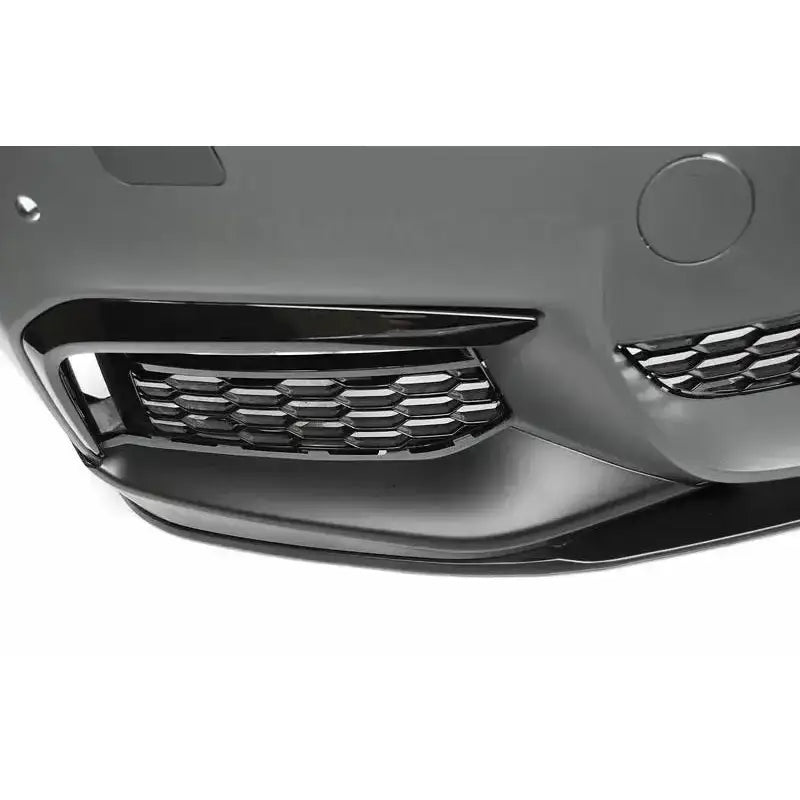 Frontbumper til BMW G30 G31 M-Performance style med bikubemønstret grill og blanke detaljer.