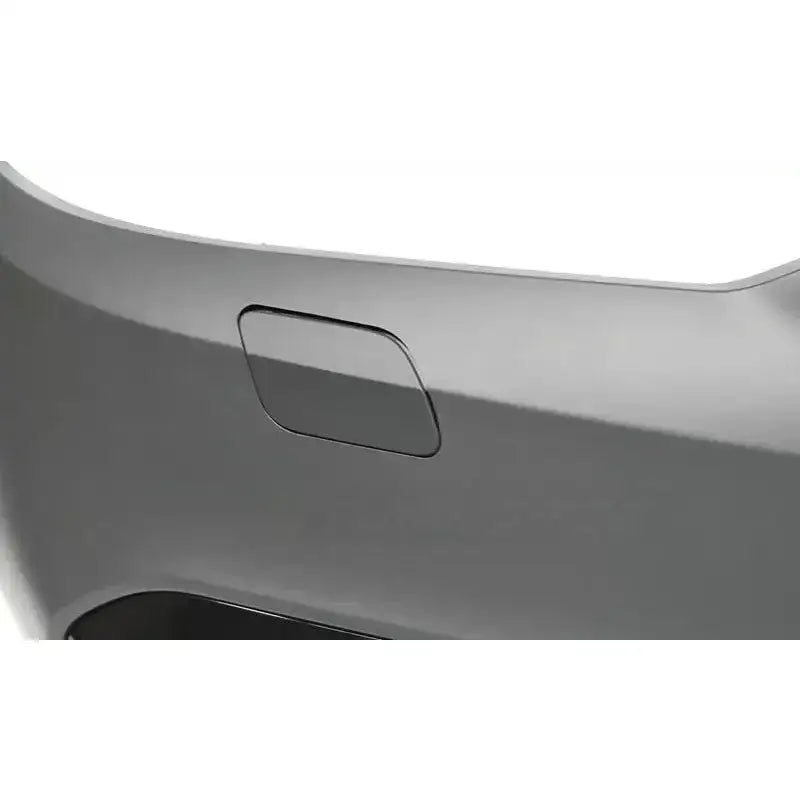 Støtfanger foran BMW G30 G31 M-Tech Style i grå plast med luke for tilhengerfeste, sidevisning.