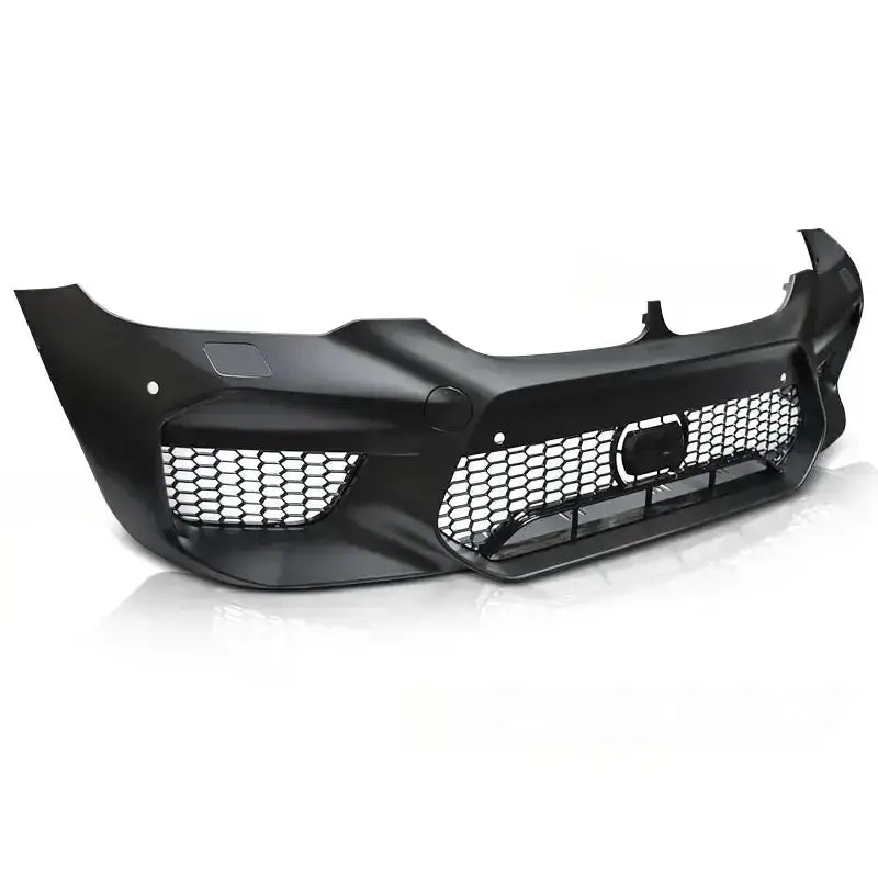 Frontfanger til BMW G30 G31 M5 Style med store luftinntak og nettingmønster, sett skrått forfra.