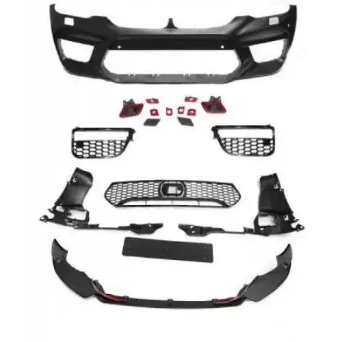 Front bumper BMW G30 G31 M5 Style sett med støtfanger, gitter og røde detaljer vist ovenfra.