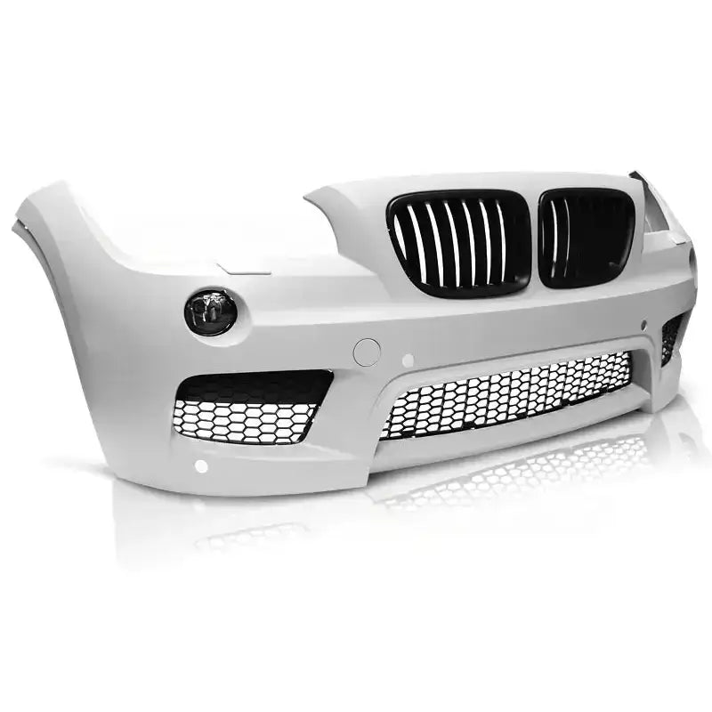 Frontfanger Bmw X1 E84 2009-2013 M-Pack PDC i grå plast med sorte grilldetaljer, sett skrått forfra.