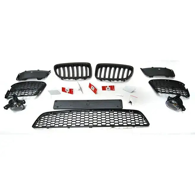 Front bumper sett med sorte plastgitter og grilldeler til BMW X1 E84 M-Pack, vist på hvit bakgrunn.