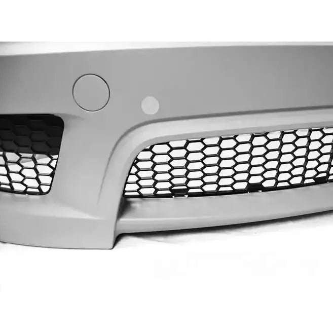 Frontbumper BMW X1 E84 2009-2013 M-Pack PDC i grå plast med sort bikubemønstret grill og sensor.