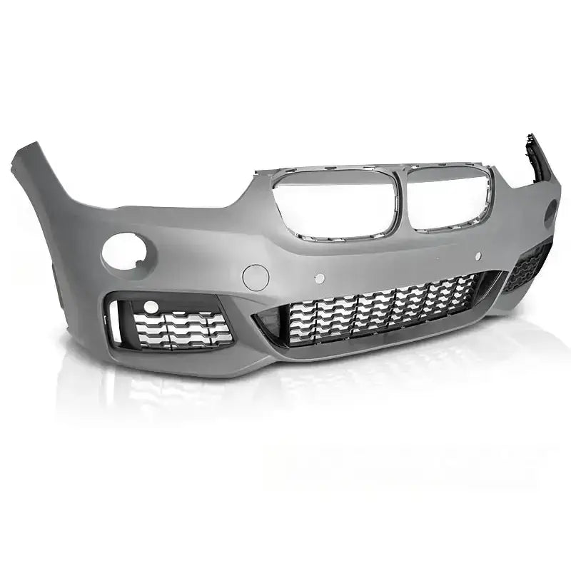 Støtfanger foran Bmw X1 F48 M-Tech Style PDC i grå plast med store luftinntak, sett skrått forfra.