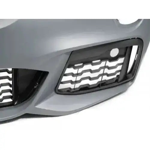 Front bumper til BMW X1 F48 M-Tech style, nærbilde av sort luftinntak med bølgete mønster og PDC-hull.