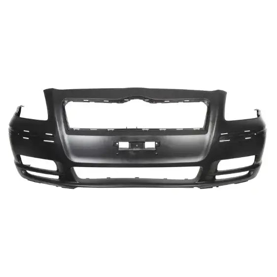 Støtfanger foran til Toyota Avensis T25 03-06 i sort plast, sett rett forfra med åpninger til lykter og grill.