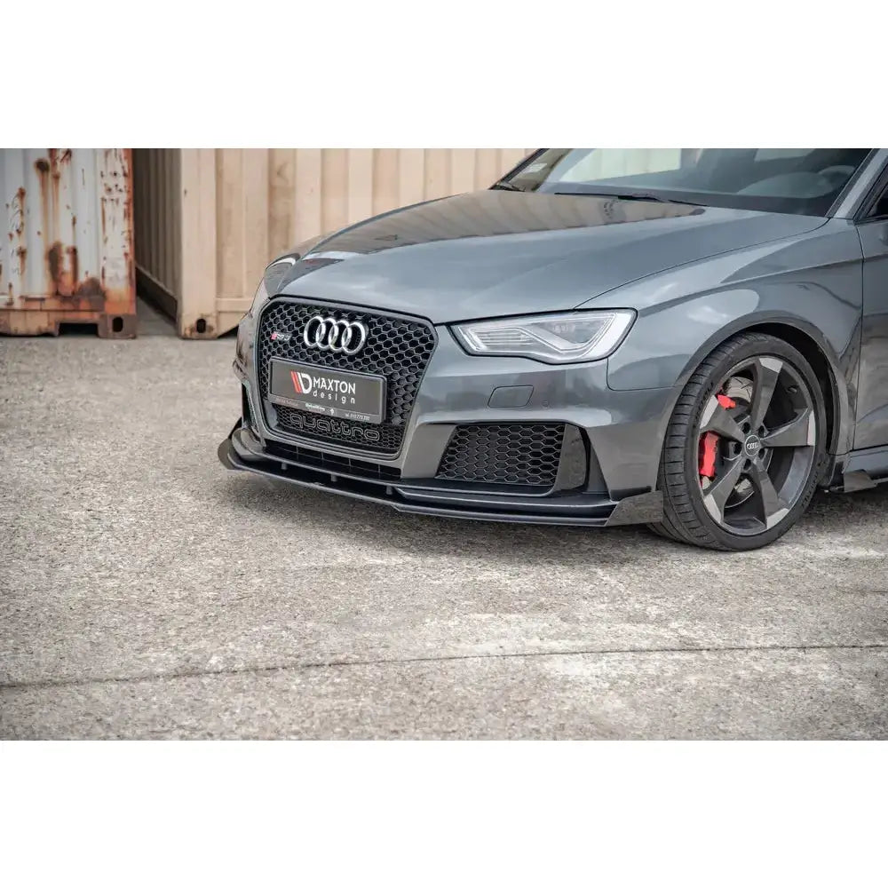Frontfanger til Audi RS3 8V Sportback, sort plast frontspoiler, sorte felger og røde bremsekalipere.