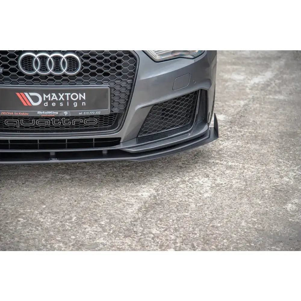 Front bumper på Audi RS3 8V Sportback med sort frontsplitter, sett fra siden på asfalt.