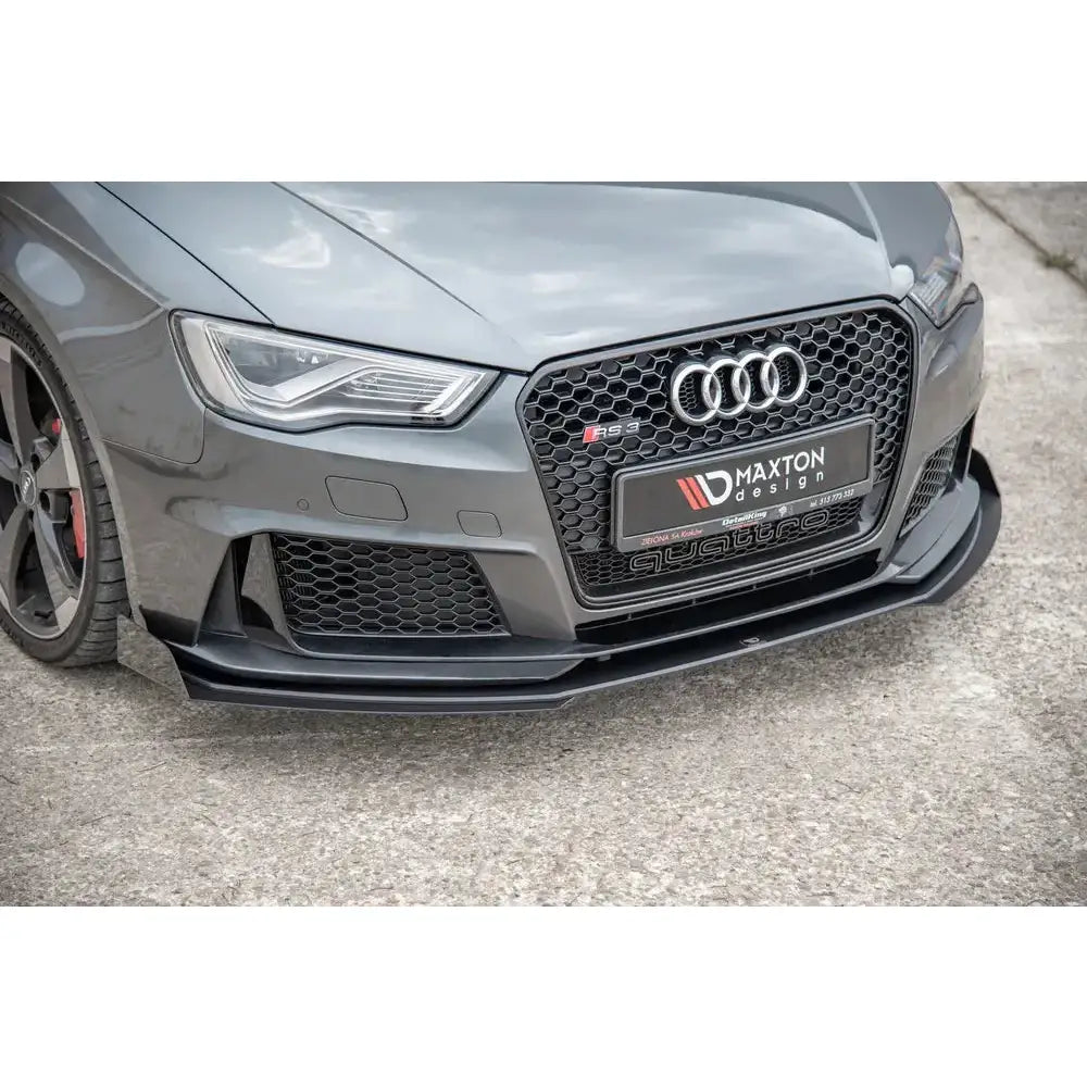 Frontbumper til Audi RS3 8V Sportback med sort frontsplitter i blank plast og detaljerte luftinntak.