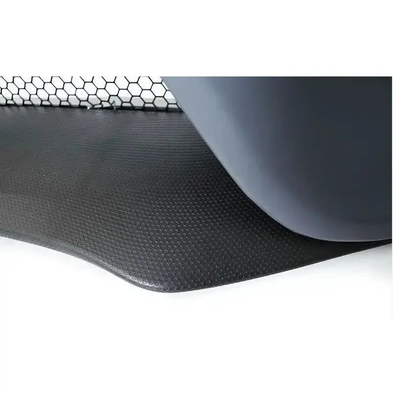 Frontfanger Ford Focus 15-18 Sport RS nærbilde av svart plastmatte med sekskantet netting i bakgrunnen.