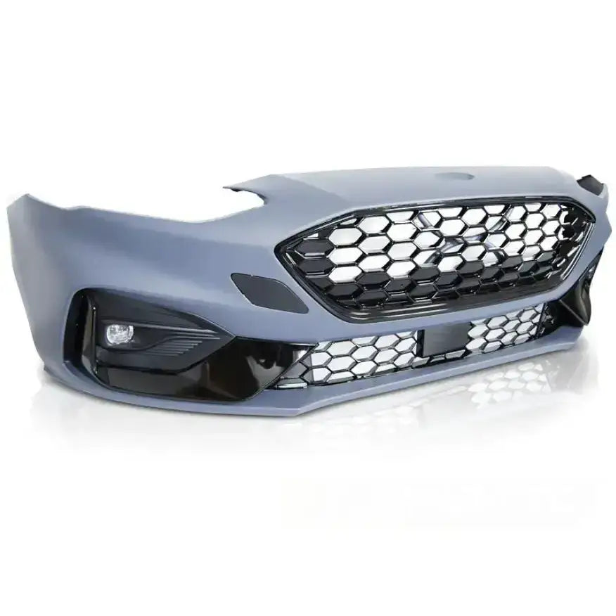 Støtfanger foran Ford Focus 18-21 Sport ST i grå plast med sort bikubemønstret grill og blanke detaljer.