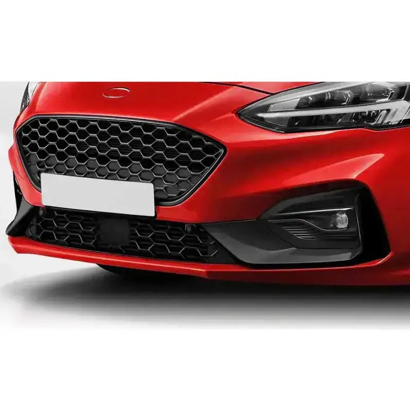 Frontfanger på rød Ford Focus 18-21 Sport ST med sort bikubemønstret grill og moderne frontlykt.