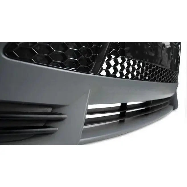 Frontbumper til Ford Focus Mk3 ST Style i grå plast med sorte luftinntak og sekskantet gitter.