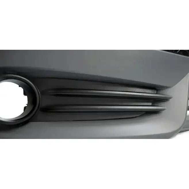 Støtfanger foran Ford Focus Mk3 ST Style med nærbilde av sort grill og rundt hull til venstre.