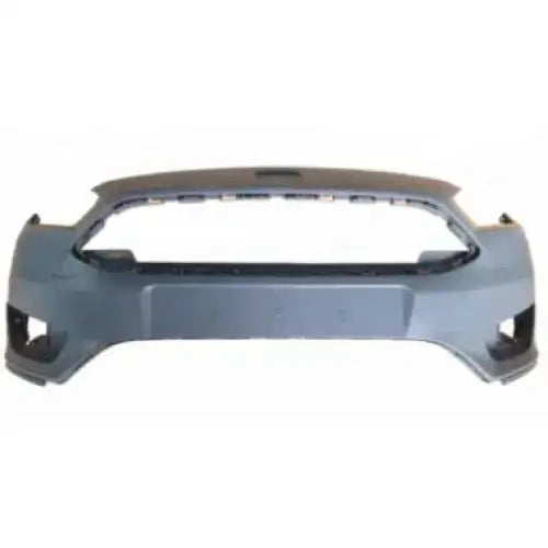 Støtfanger foran til Ford Focus MK3 14-18 i grå plast med åpninger for grill og lykter, sett forfra.