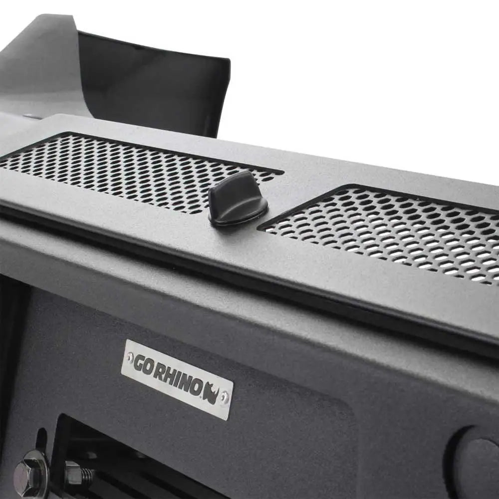 Front bumper nærbilde av Go Rhino BR6 med perforert svart metall, gummiknott og metallskilt med logo.