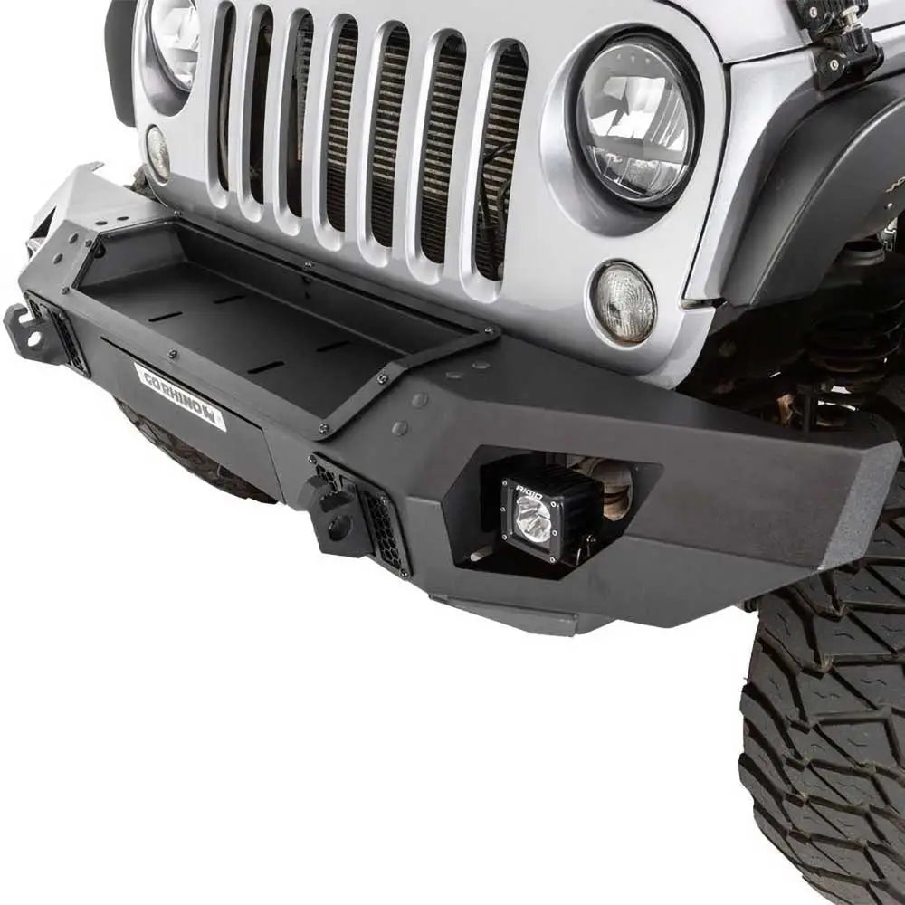 Front bumper Go Rhino Trailline montert på sølv Jeep Wrangler JK, vist forfra med integrert arbeidslys.