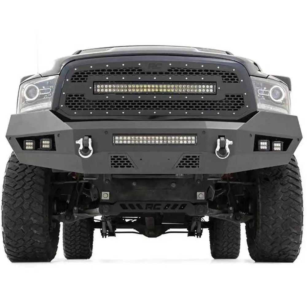 Front bumper av stålfanger med LED-lys, tauekroker og sekskantede luftinntak på Dodge RAM 1500.