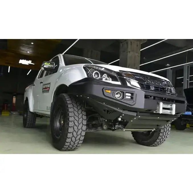 Støtfanger foran på hvit Isuzu D-Max 12-17 med sorte detaljer, terrengdekk og synlig underbeskyttelse.