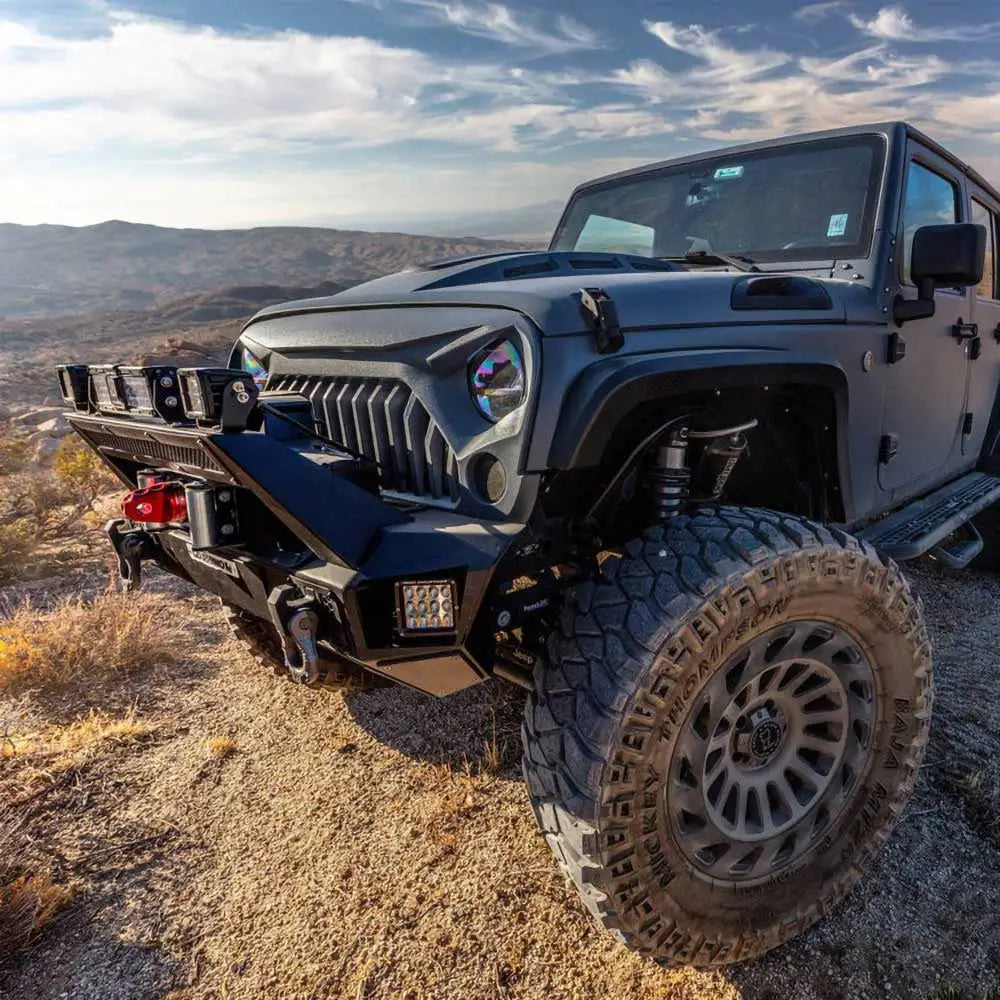 Front bumper på Jeep Gladiator JT 20- med store offroad-dekk og vinsj, fotografert utendørs i ørken.