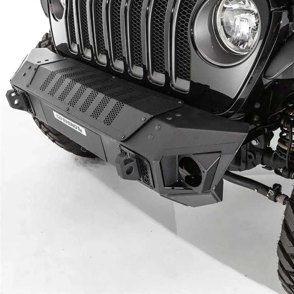 Front bumper til Jeep Gladiator JT 20- fra Go Rhino Trailline med perforert sort metall og robuste hjørnebeskyttere.