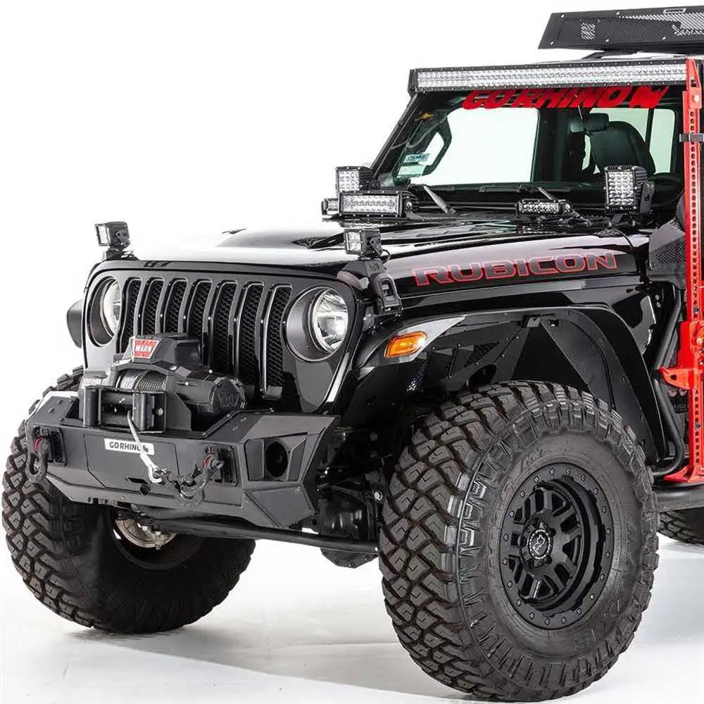 Frontfanger på Jeep Gladiator JT 20- med store terrengdekk, vinsj og ekstra lykter, sett skrått forfra.