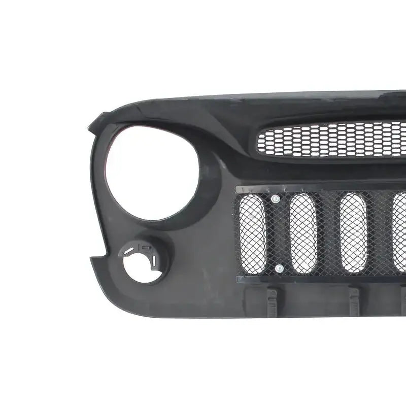 Front bumper til Jeep Wrangler JK, sort plastgrill med netting foran luftinntak, sett fra skrå vinkel.