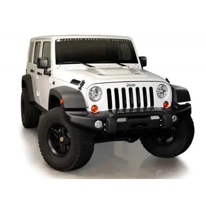 Frontfanger på Jeep Wrangler JK 07-17, hvit bil med svarte skjermbreddere og store terrengdekk.
