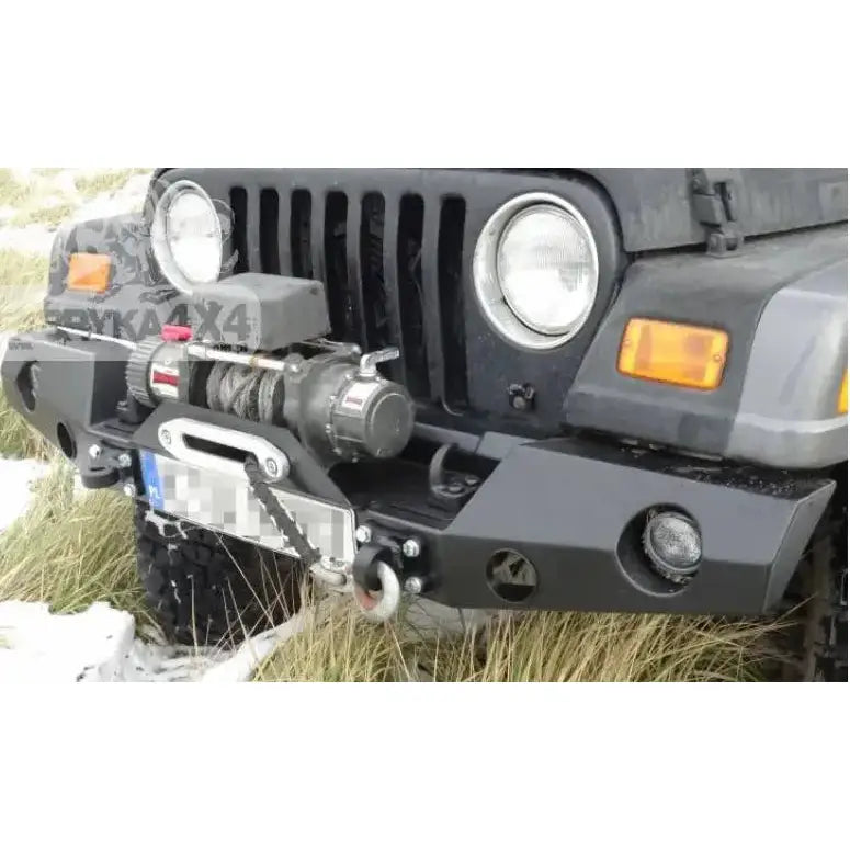 Støtfanger foran på Jeep Wrangler TJ 90-06 med vinsj, tau og krok, sett fra skrå forside.