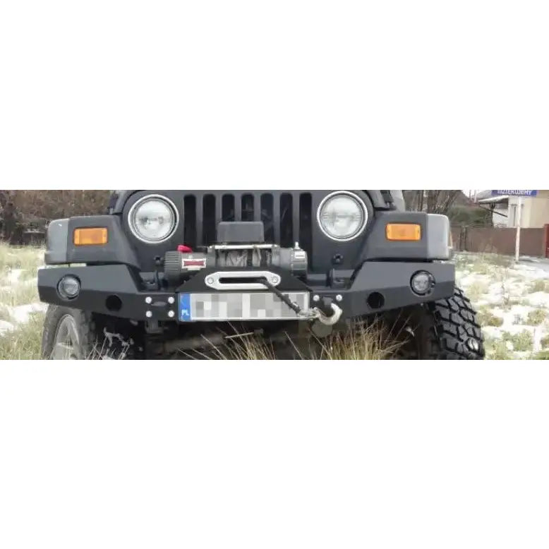 Frontfanger til Jeep Wrangler TJ 90-06 med vinsj og taukrok montert, sett forfra utendørs.