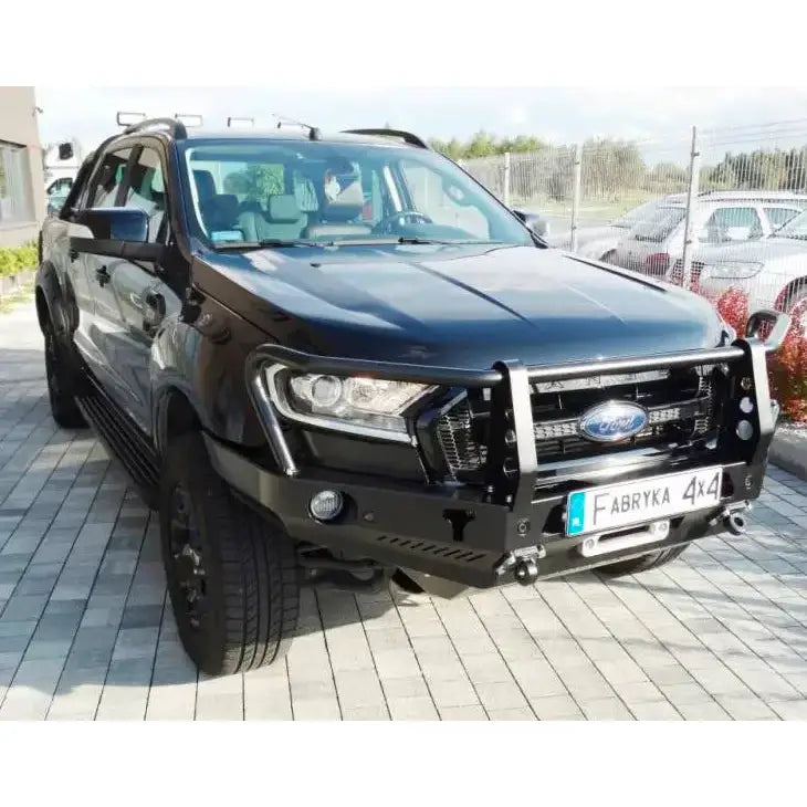 Frontfanger på Ford Ranger T6 15-19 med bullbar, LED-lys og 4x4-merke, sett skrått forfra.