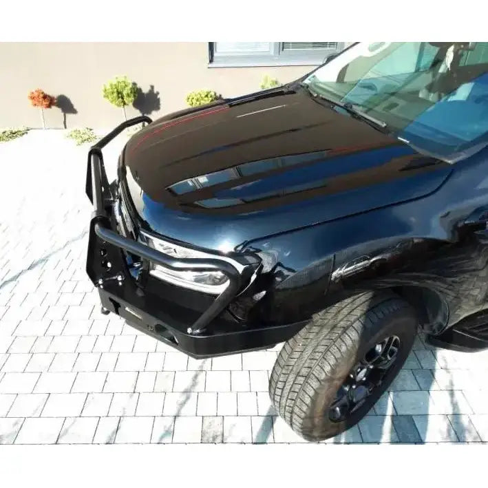 Front bumper på Ford Ranger T6 med bullbar, sort modell 2015-2019 parkert på steinlagt område.