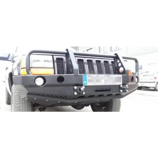 Støtfanger foran med bullbar til Jeep Cherokee ZJ 93-99, svart metall med lykter og bøylebeskyttere.