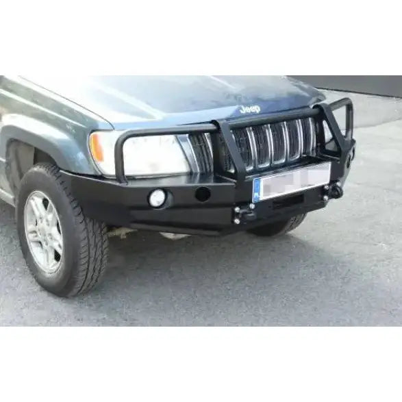 Frontfanger med bullbar for Jeep Grand Cherokee WJ 99-04, sort metall med integrerte lykter, skrå forside.